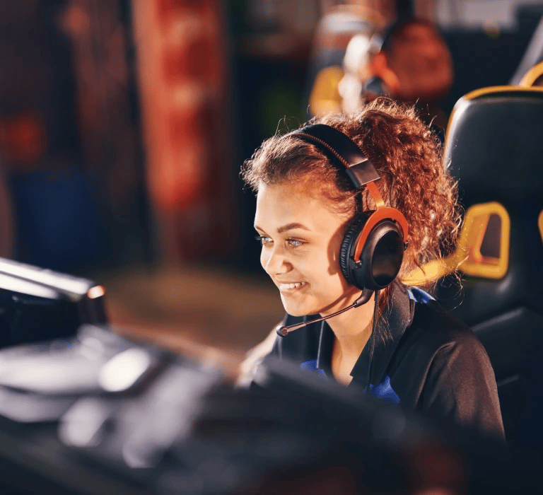 img-gamer-smiling-while-playing